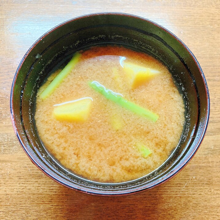 薩摩芋とアスパラの味噌汁
